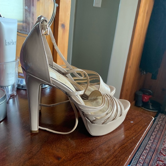 Woman - Picture 3 of 4